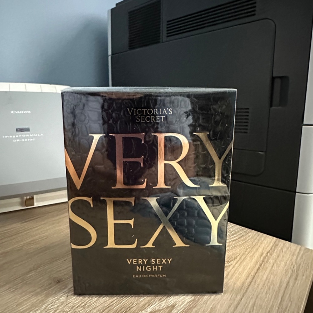 Victoria’s Secret Very Sexy Night Eau de Parfum - Picture 4 of 7